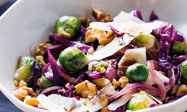 Salada de couve-roxa, queijo e nozes