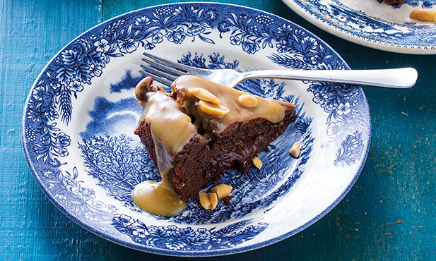 Bolo de chocolate e caramelo salgado