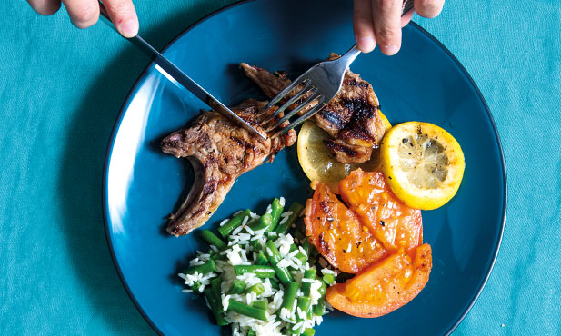 Costeletas de borrego com arroz de feijão-verde