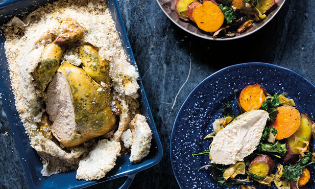 Frango em crosta de sal com batata-doce assada