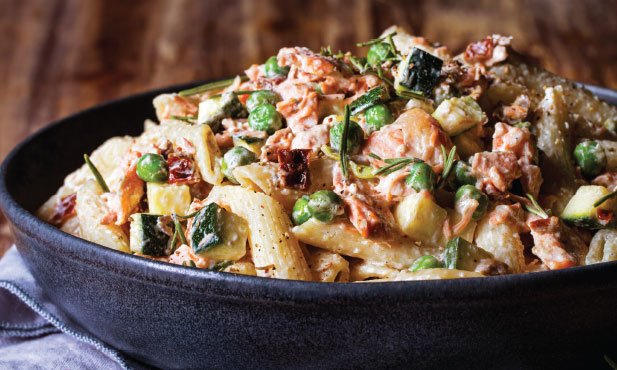 Penne com salmão, ervilhas e tomate seco